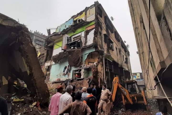 بر اثر ریزش یک ساختمان در هند بیش از 20 نفر کشته و زخمی شدند