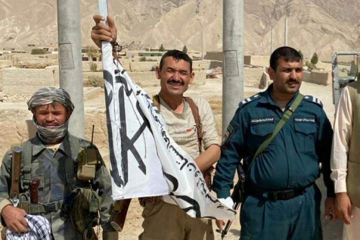 پرچم طالبان از فراز یکی از مکاتب سمنگان پایین کشیده شد