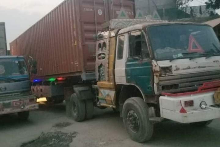 کامیون های حامل میوه و سبزیجات افغانستان وارد پاکستان شدند