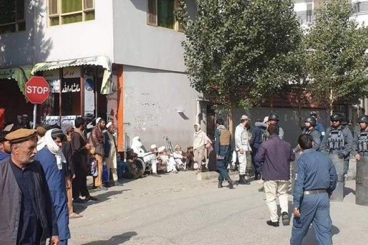 متقاضیان ویزای پاکستان در برابر سفارت این کشور در کابل تظاهرات کردند