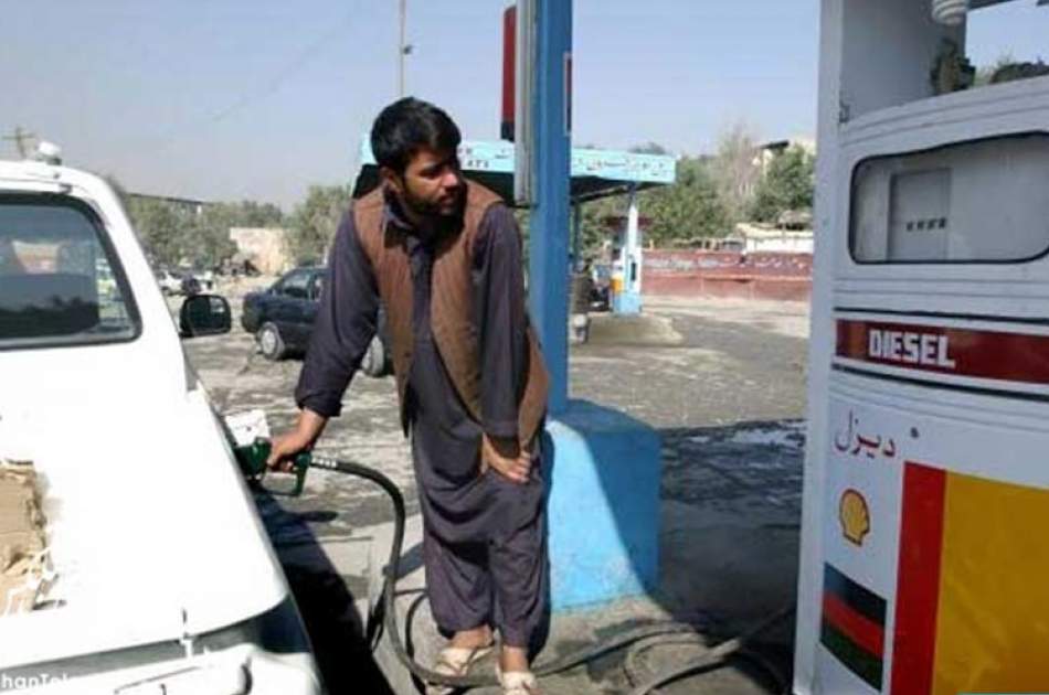کنترل بازار مواد نفتی در کابل/ مواد نفتی ارزان در شهر توزیع می‌شود‌