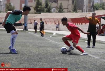 گزارش تصویری/ رویارویی تیم‌های منتخب فوتبال مهاجرین افغانستان با امید پرسپولیس ایران  