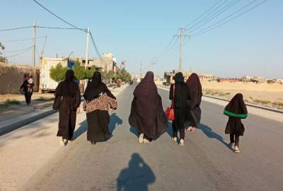 پیاده‌روی عزاداران حسینی در مزار شریف  به سمت روضه مبارک