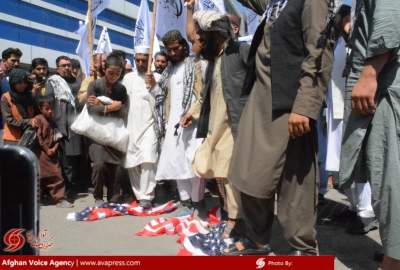 صرافان معترض در کابل پرچم امریکا را آتش زدند