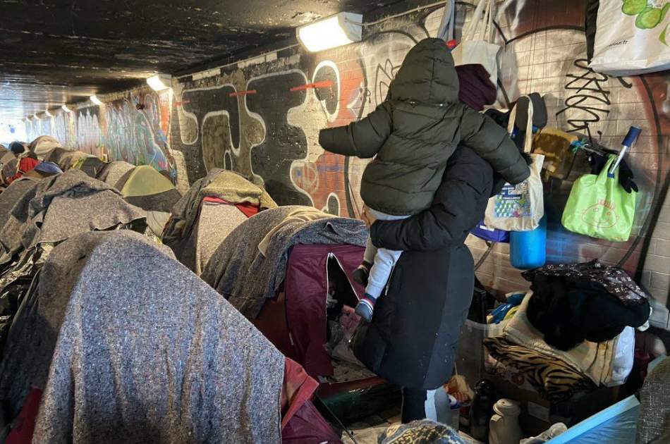 پولیس فرانسه ده‌ها پناهجو را مجبور به تخلیه یک ساختمان متروکه کرد