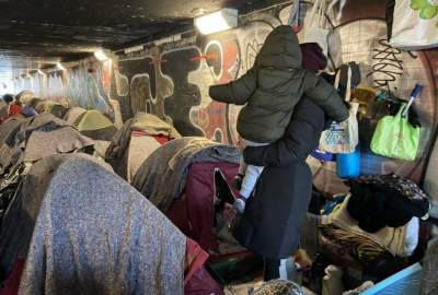پولیس فرانسه ده‌ها پناهجو را مجبور به تخلیه یک ساختمان متروکه کرد