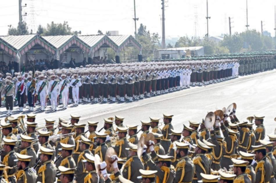 رژه نیروهای مسلح ایران به مناسب آغاز هفته دفاع مقدس و رونمایی از توانمندی‌های جدید موشکی و پهپادی