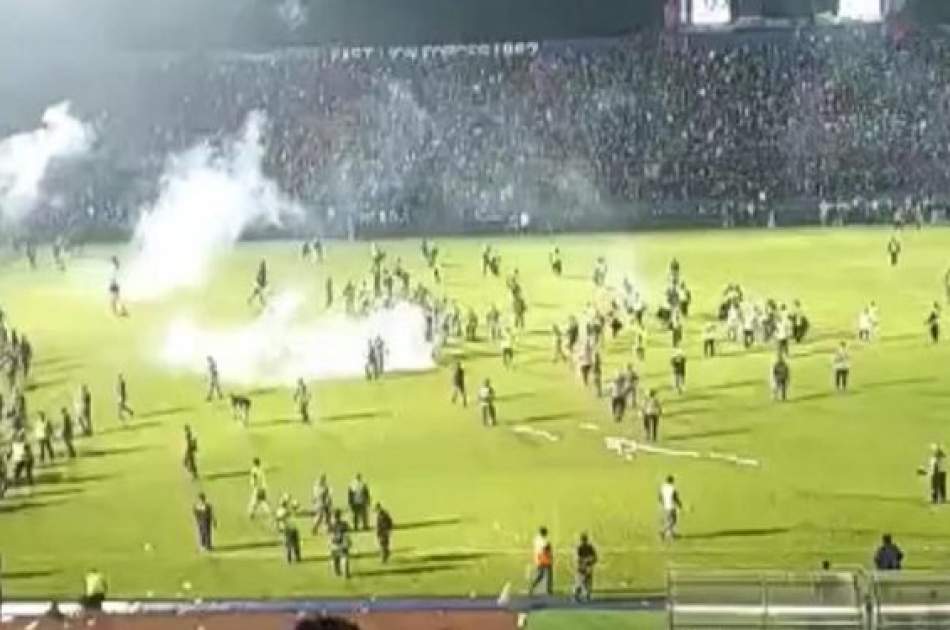 فاجعه در استادیوم فوتبال اندونزیا؛ ۱۲۷ نفر کشته شدند +ویدیو