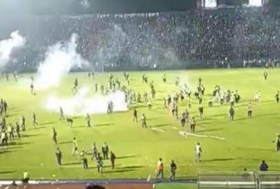 فاجعه در استادیوم فوتبال اندونزیا؛ ۱۲۷ نفر کشته شدند +ویدیو  