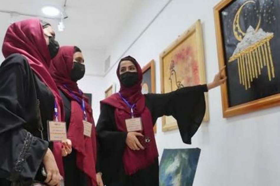نمایش آثار نقاشی دختران در هرات/ بانوان هنرمند: همه کارهای هنری مثل قبل جریان دارد  