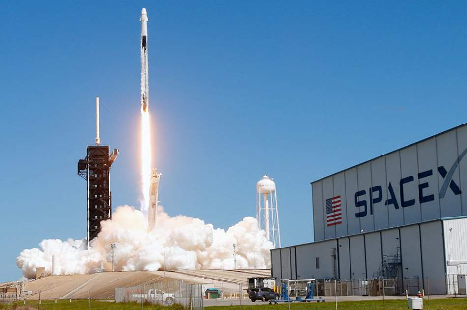 SpaceX capsule heads to space station