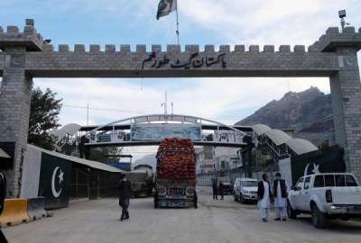 تعلیق وظیفه یک افسر پاکستانی به دلیل آزار و اذیت یک زن افغانستانی در تورخم