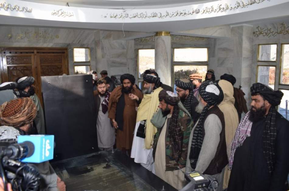 Islamic Emirate Visits Grave of Ahmad Shah Massoud