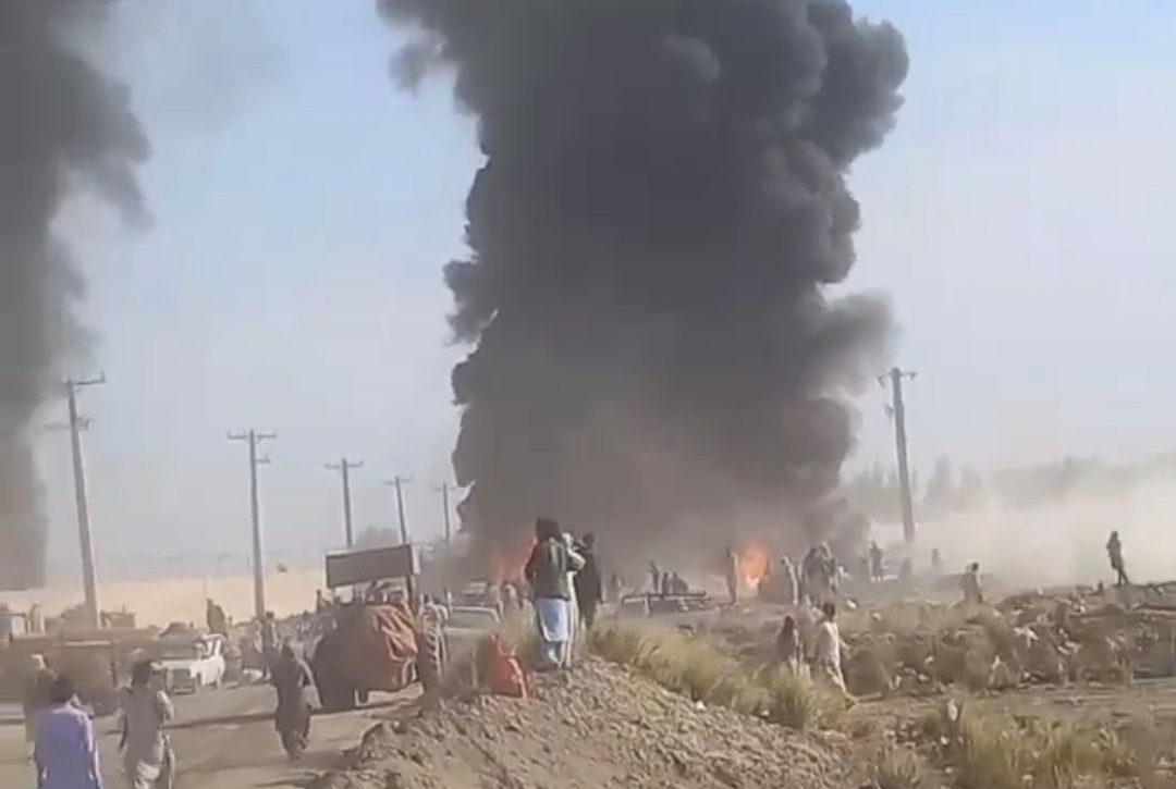 آتش‌سوزی در مرز افغانستان و ایران؛ ده‌ها وسایط نقلیه از بین رفتند