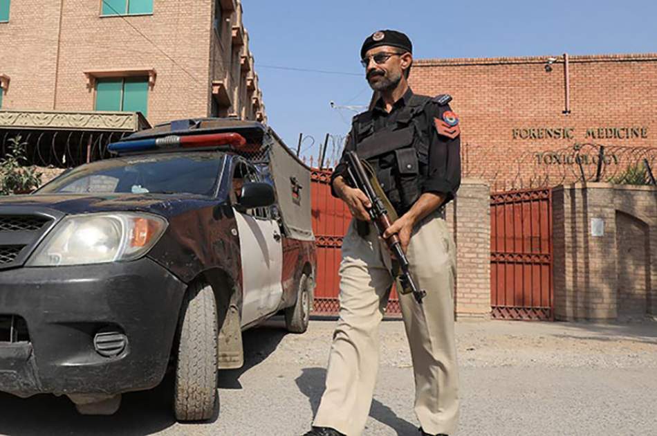 Gunman kills 2 Pakistani intelligence officers