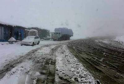 بارش برف در شمال کشور؛ مسیرهای مواصلاتی اکثر ولسوالی‌های فاریاب و بدخشان مسدود شد