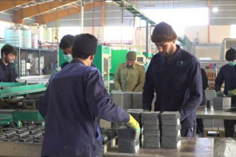 تولید روزانه بیش از ۱۲۰۰ باتری در کارخانه تولیدی در هرات