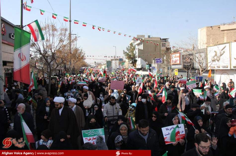حضور گسترده مردم قم در جشن پیروزی انقلاب اسلامی؛ مهاجرین افغانستانی دوشادوش انصار در راهپیمایی 22 بهمن شرکت کردند  