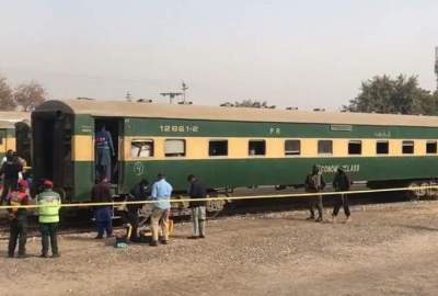 An explosion in a Pakistani train left 9 dead and injured