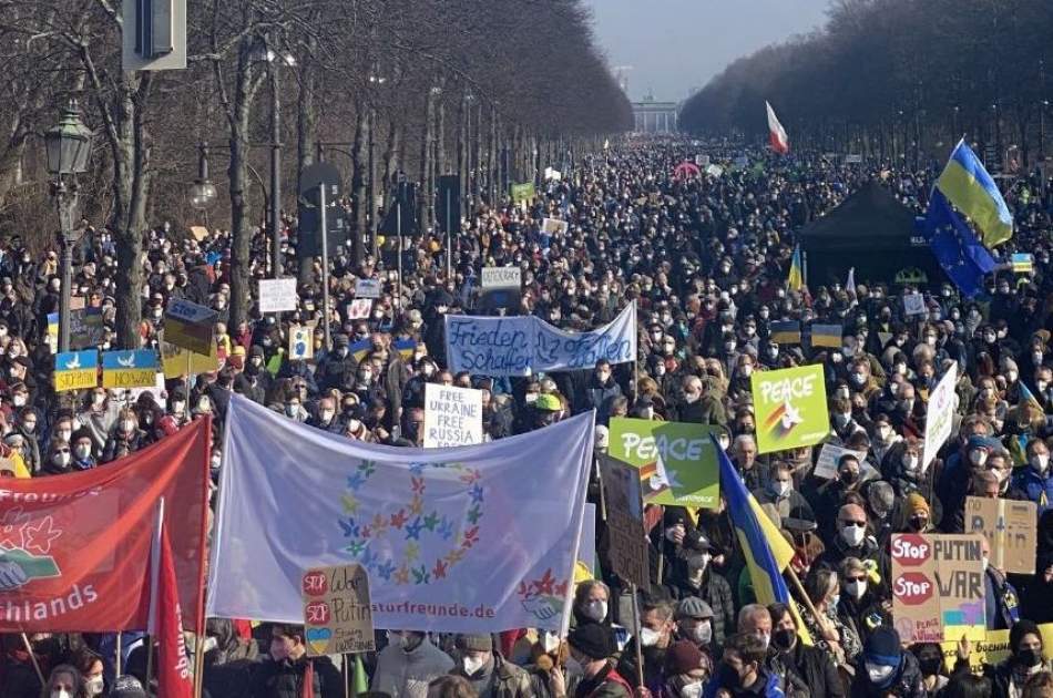 Thousands of protesters in Germany and England opposed sending weapons to Ukraine