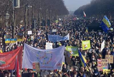Thousands of protesters in Germany and England opposed sending weapons to Ukraine