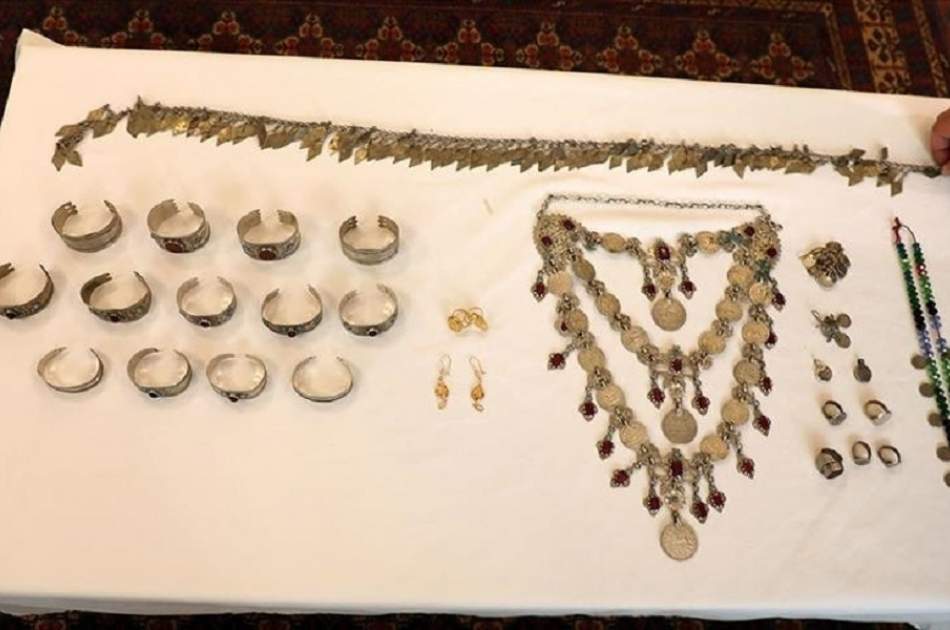 Afghan women donate jewelry to help victims in Turkey