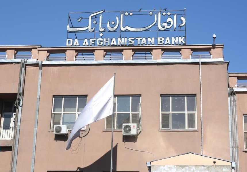 بانکداری سنتی را به بانکداری اسلامی تغییر می‌دهیم