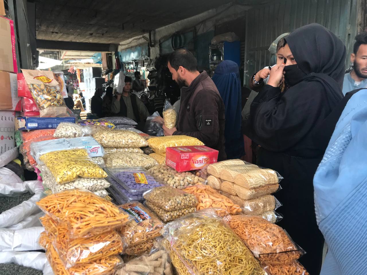 جنب و جوش در بازارهای میوه خشک فروشی شهر مزارشریف