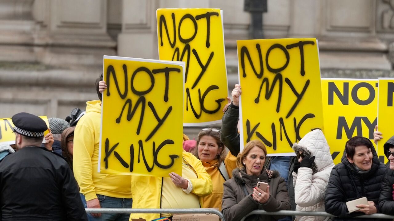 معترضان به پادشاه بریتانیا بازداشت شدند
