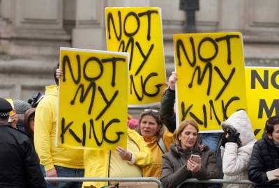 Protesters against the British King were arrested