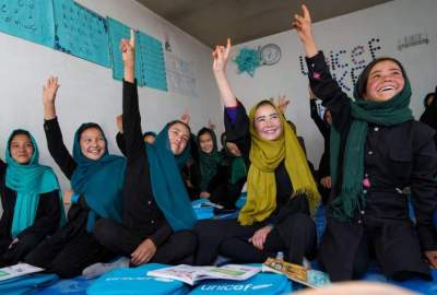 یونیسف د افغان ماشومانو لپاره ۲۱۰۰۰ نوي درسي صنفونه جوړوي!