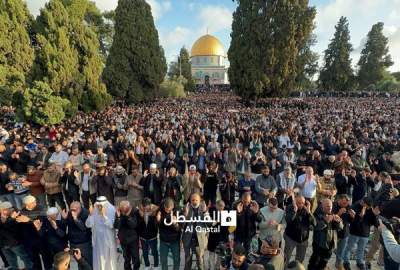 Tens of thousands of Palestinians perform Friday prayer at Aqsa Mosque
