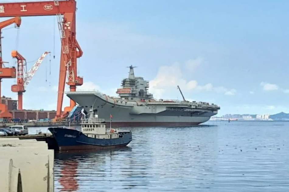 Chinese warships pass through the Taiwan Strait
