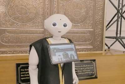 ویدئو/ رباتی که از زائران مسجدالحرام استقبال می کند!  