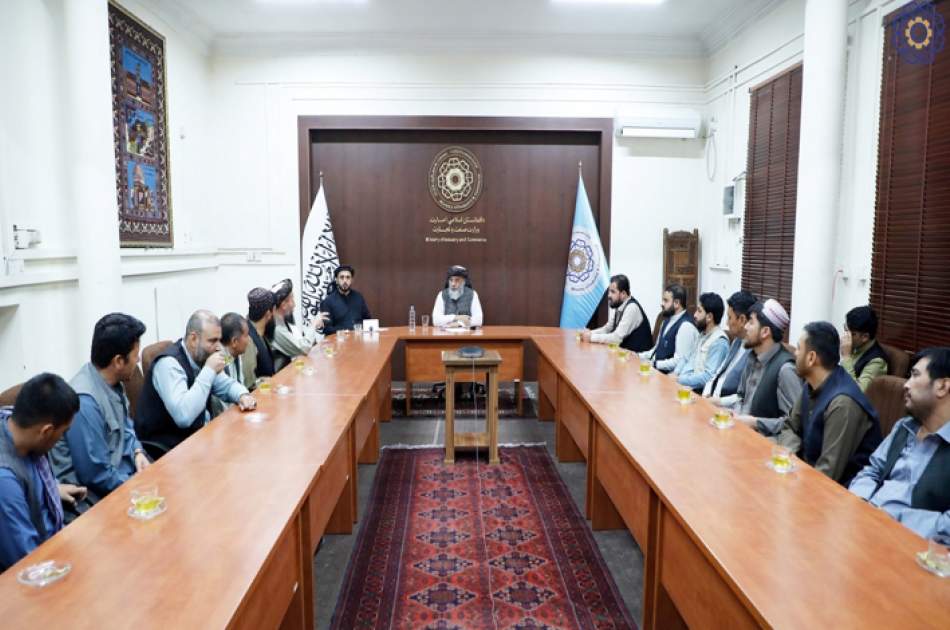 Minister Azizi Meets Miners and Traders