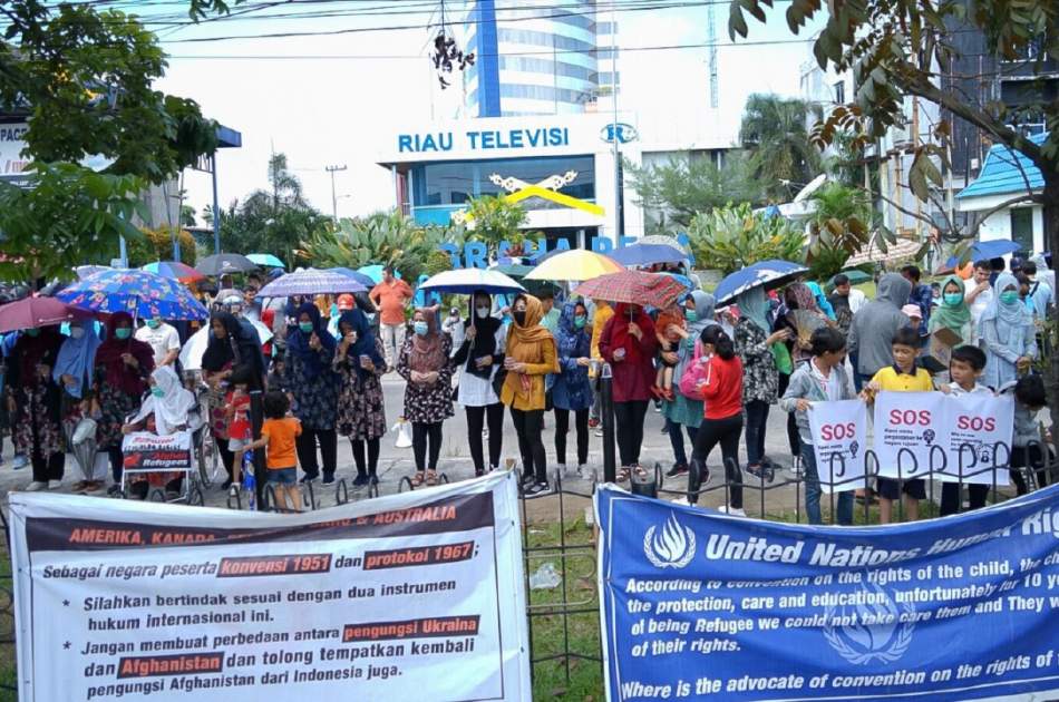 تظاهرات پناهجویان افغانستانی در اندونیزیا؛ آنان از آموزش، خرید سیمکارت و مسافرت محروم‌اند