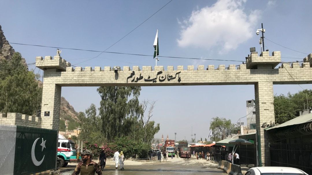 افغانستانی های گیرمانده در پاکستان با داشتن تذکره می‌توانند به کشور برگردند