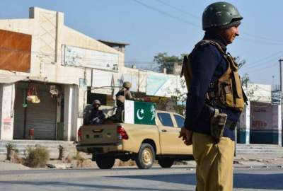 A suicide attack by a woman in Pakistan left six dead and injured
