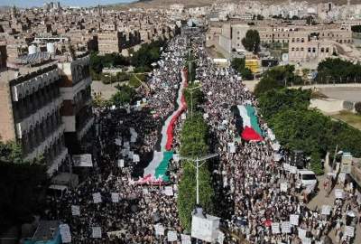 راهپیمایی همبستگی با فلسطینیان در صنعاء / یمنی‌ها پرچم امریکا و اسرائیل را به آتش کشیدند