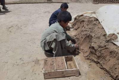 بیش از 16 هزار کودک در سطح ولایت بلخ مشغول کار شاقه هستند/ تعدادی از کودکان بلخی به خاطر فقر و ناداری در کوره های خشت پزی کار می کنند