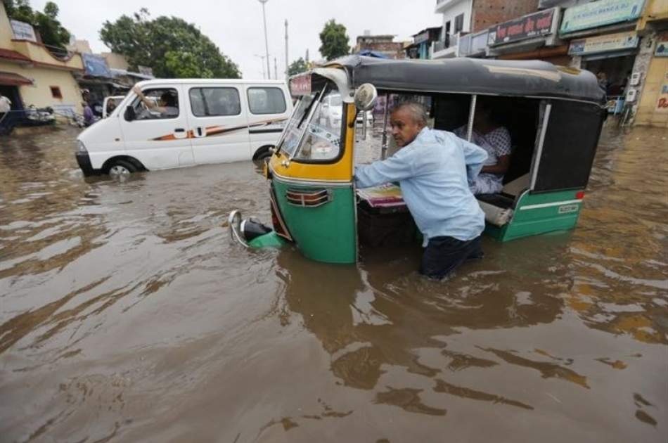 بیش از ۳۰۰ تن بر اثر بارش باران های موسمی سیل آسا در هند جان باخته اند