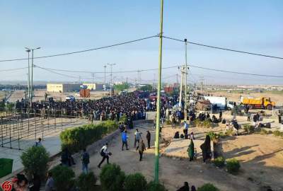 ازدحام مهاجرین افغانستانی برای دریافت برگه تردد اربعین در «دهلاویه» در نزدیکی مرز چذابه ایران + عکس  