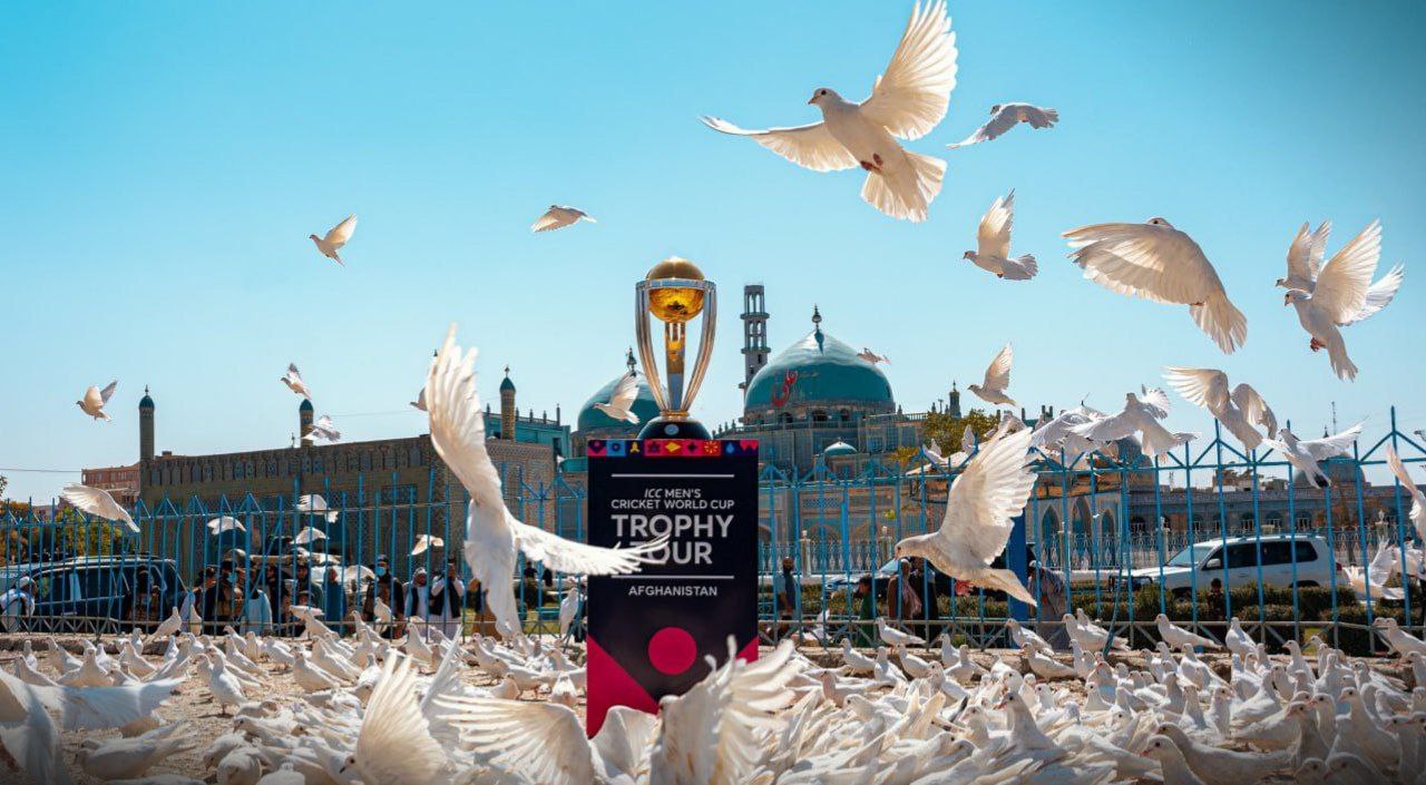 جام مسابقات جهانی کریکت در "روضه مبارک" مزارشریف به نمایش گذاشته شد