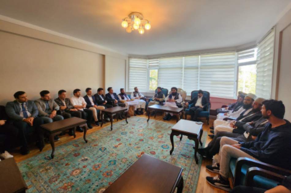 FM Muttaqi Meets With Afghan Diplomats, Citizens in Turkey
