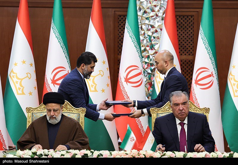 سفر رئیس جمهور ایران به تاجیکستان/ رئیسی و رحمان در مسیر توسعه مناسبات 18 سند همکاری امضا کردند