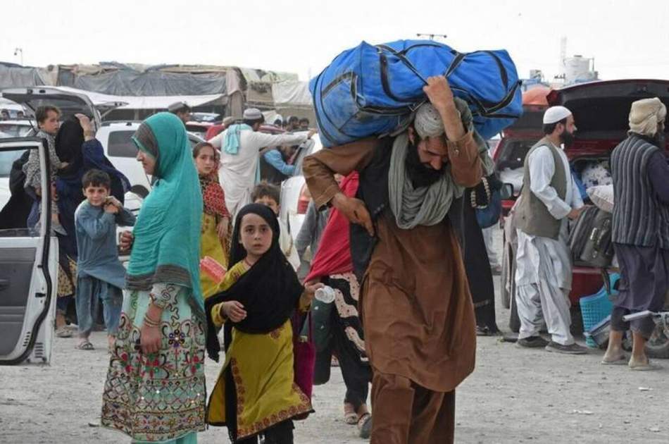 مسئولان: حدود ۴۴۰ خانواده روز شنبه از طریق تورخم به افغانستان برگشتند