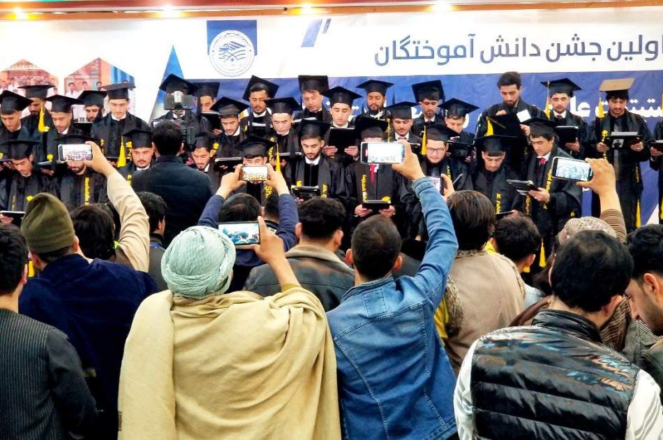 برگزاری مراسم جشن فراغت 200 دانشجو از رشته های قابلگی و پرستاری در شهر مزارشریف