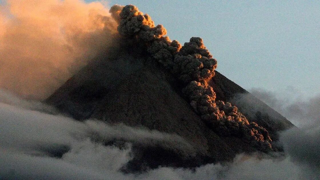 بی خانمانی ۲ هزارتن بر اثر فوران آتشفشان در اندونزی