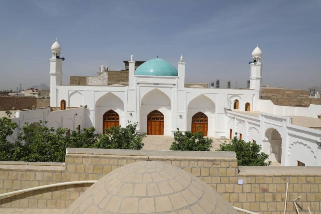 در هر ۷۰ کیلومتری شاهراه های کشور یک باب مسجد اعمار می‌گردد