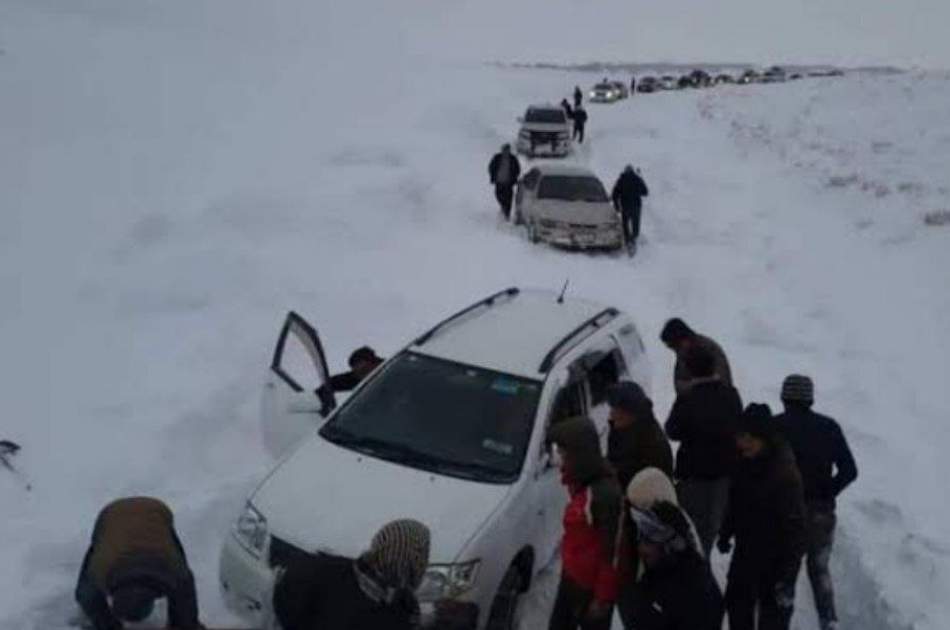 در پی برف باری شاهراه کابل- غور مسدود شد